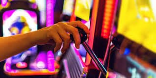 Mobile casino browsing scene for Barishal users reading c77777 guidance